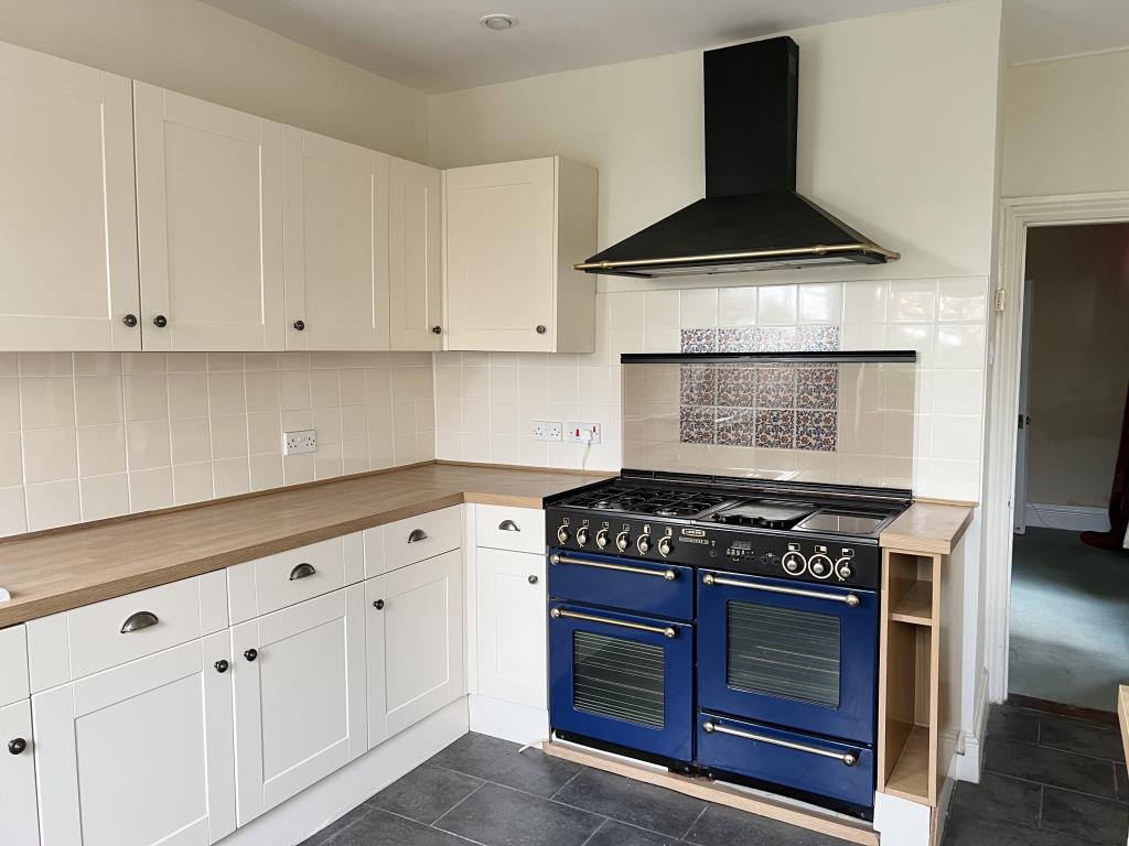 Lot: 146 - FIVE-BEDROOM HOUSE FOR INVESTMENT OR OCCUPATION - Modern fitted kitchen with tiled floor
